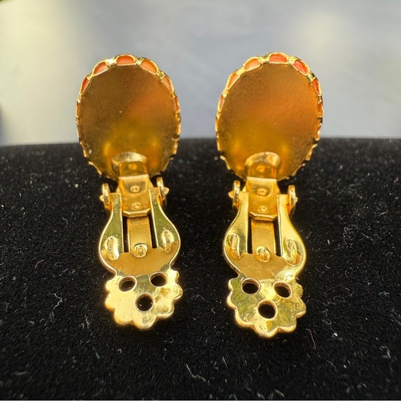 Vintage Cameo Earrings in Cream and Gold - Clip Ons - Picture 5 of 12